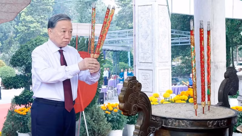 El secretario general del Partido Comunista y presidente de Vietnam, To Lam, deposita incienso en el Cementerio de Mártires de Tan Bien, en la provincia de Tay Ninh. (Foto: VNA)