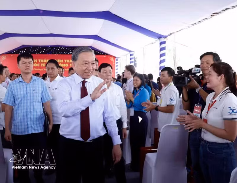 El secretario general del Partido Comunista y presidente de Vietnam, To Lam, visita a obreros y trabajadores en Ciudad Ho Chi Minh. Foto: VNA)