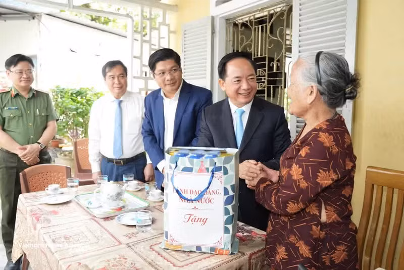 El miembro del Buró Político, secretario del Comité Central del Partido y jefe de su Comisión de Propaganda, Educación y Movilización de Masas, Trinh Van Quyet, visita y entrega obsequios a familias beneficiarias en Hue (Foto: VNA)