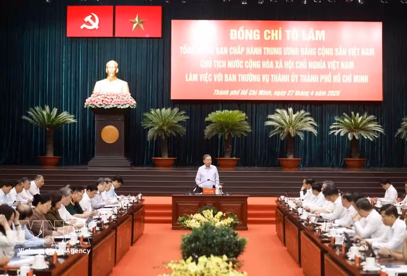 El secretario general del Partido Comunista y presidente de Vietnam, To Lam, sostiene una sesión de trabajo con el Buró Ejecutivo del Comité del Partido de Ciudad Ho Chi Minh (Foto: VNA)