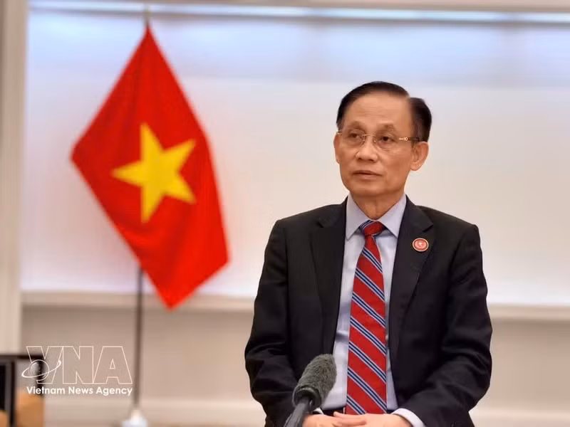 El miembro del Buró Político y ministro de Relaciones Exteriores, Le Hoai Trung, concede una entrevista. (Foto: VNA)