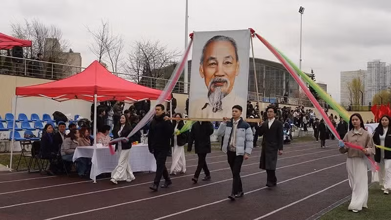 Desfile de los Juegos Deportivos para Estudiantes Vietnamitas en Rusia 2026. (Foto: Xuan Hung)