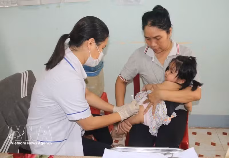 Vacunación a una niña en la provincia de Dong Thap (Foto: VNA)