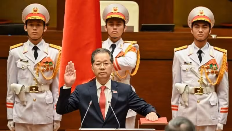 El presidente del Tribunal Supremo Popular, Nguyen Van Quang, presta juramento. (Foto: Nhan Dan)