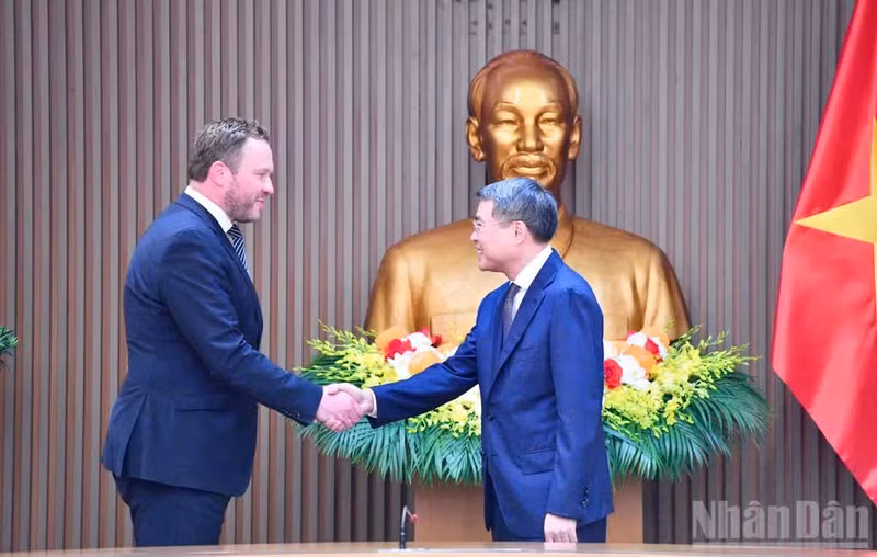 Primer ministro vietnamita recibe al ministro de Asuntos Exteriores de Estonia (Foto: Nhan Dan)