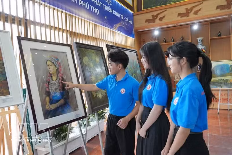 Estudiantes de la Universidad de Hung Vuong en la exposición. (Foto: VNA)