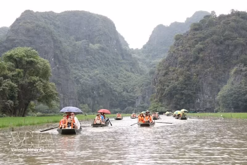 Los turistas nacionales e internacionales quedan encantados con la belleza paisajística de la zona turística de Tam Coc - Bich Dong. (Foto: VNA)
