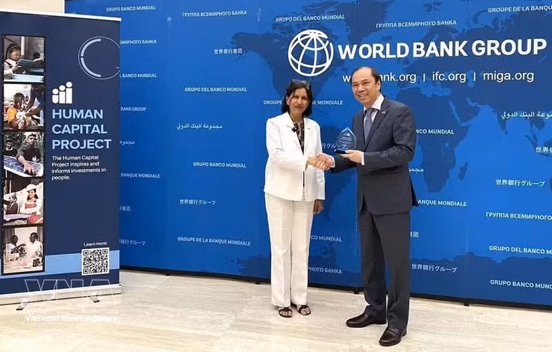 La vicepresidenta de Recursos Humanos del Banco Mundial entrega el premio al embajador de Vietnam en Estados Unidos, Nguyen Quoc Dung. (Foto: VNA)