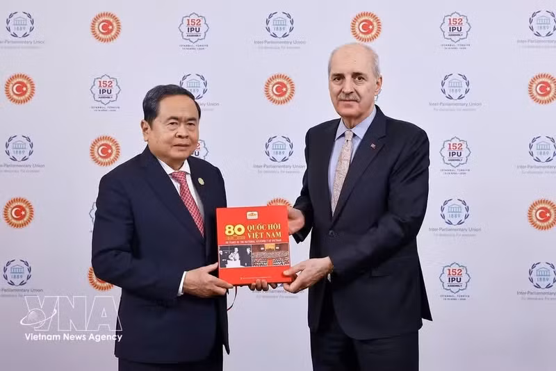 El presidente del Parlamento de Vietnam, Tran Thanh Man, y el titular de la Gran Asamblea Nacional de Turquía, Numan Kurtulmus (Foto: VNA)