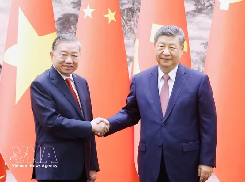 El secretario general del Partido Comunista y presidente de China, Xi Jinping, recibe a su homólogo vietnamita, To Lam, en Pekín en abril de 2026. (Foto: VNA)