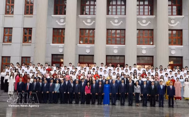 El secretario general del Partido Comunista y presidente de Vietnam, To Lam, visita en China sitio simbólico de la amistad bilateral (Foto: VNA)