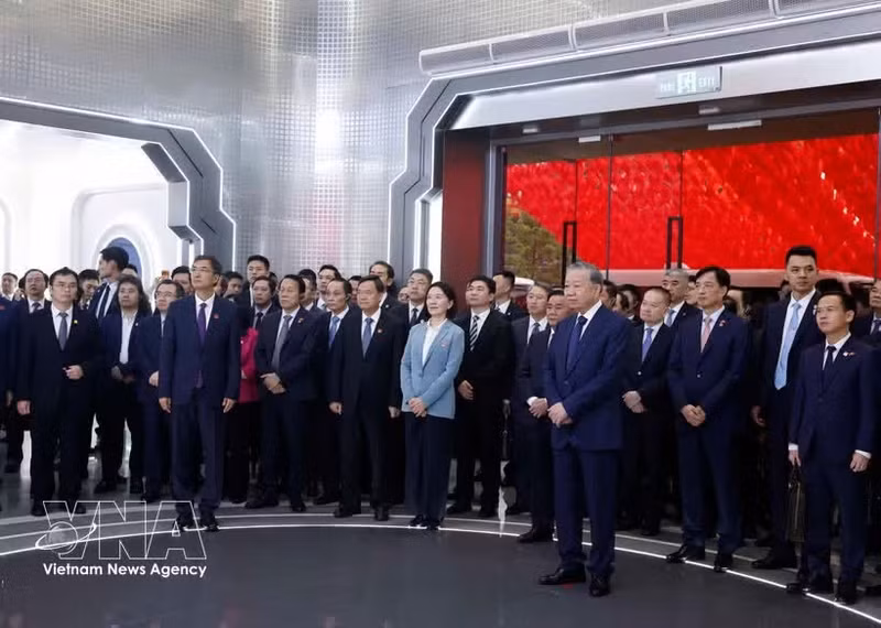 El secretario general del Partido Comunista de Vietnam y presidente de la República, To Lam, visita Centro de Innovación en Inteligencia Artificial China–ASEAN en Guangxi (Foto: VNA)