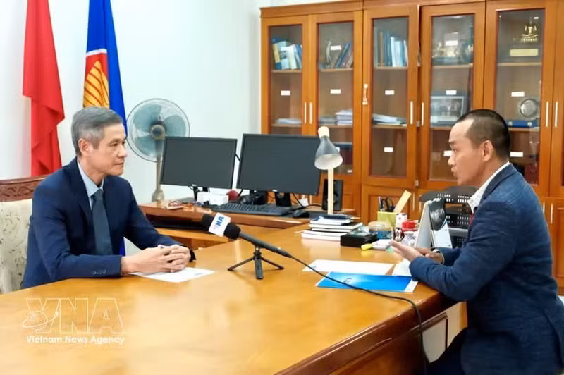 El embajador de Vietnam en Camboya, Nguyen Minh Vu, (izquierda) en entrevista con corresponsal de la VNA. (Foto: VNA)