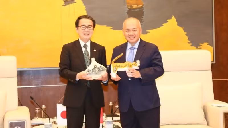 El presidente del Comité Popular de Haiphong, Do Thanh Trung (izquierda), y el gobernador de la prefectura nipona de Kagawa, Ikeda Toyohito. (Foto: Do Hien)