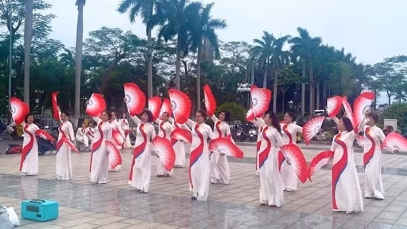 Las mujeres del barrio de Gia Vien se preparan para participar en el festival.