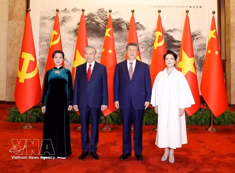 El secretario general del Partido Comunista de Vietnam y presidente del país, To Lam, y su esposa posan para una foto con su homólogo Xi Jinping y su esposa. (Foto: VNA)