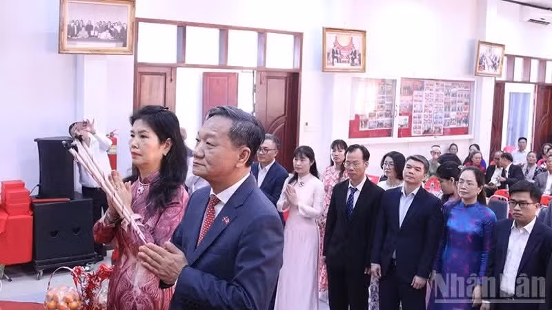 El embajador vietnamita en Laos, Nguyen Minh Tam, y los delegados ofrecen incienso en memoria a los Reyes Hung. (Foto: Duy Toan)