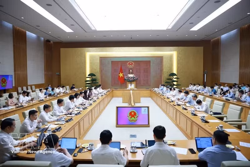 El primer ministro de Vietnam, Le Minh Hung, en una reunión de trabajo con el Ministerio de Ciencia y Tecnología. (Foto: VNA)
