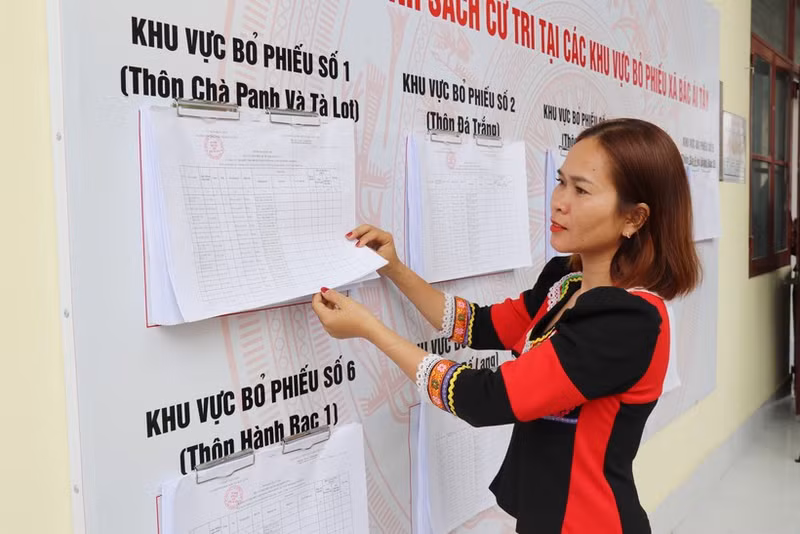 Los pobladores de la etnia Raglai en la comuna de Bac Ai Tay (Khanh Hoa) consultan la lista de votantes publicada oficialmente en la sede del Comité Popular comunal. (Foto: VNA)