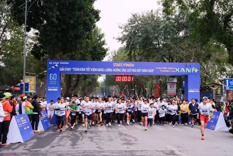 Una carrera se celebró en el marco de la Hora del Planeta 2025. (Foto: Ministerio de Industria y Comercio de Vietnam)