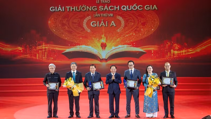Autores reciben el Premio A. (Foto: Viet Linh)
