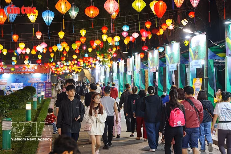 El espacio del Festival de Turismo de Hanoi 2026 en el Parque Thong Nhat atrae a una gran cantidad de residentes y turistas para visitar y experimentar. (Foto: VNA)