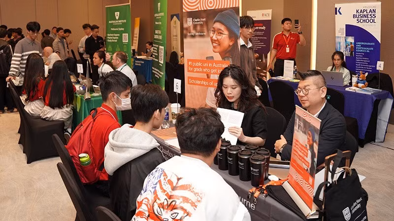 Los estudiantes interactúan con representantes de las principales escuelas australianas. (Foto: Embajada de Australia en Vietnam)