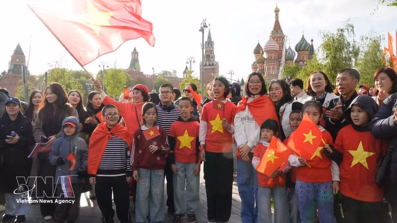 Comunidad vietnamita en Rusia se reúne para dar la bienvenida a la delegación del Ejército Popular de Vietnam en la Plaza Roja. (Foto: VNA)