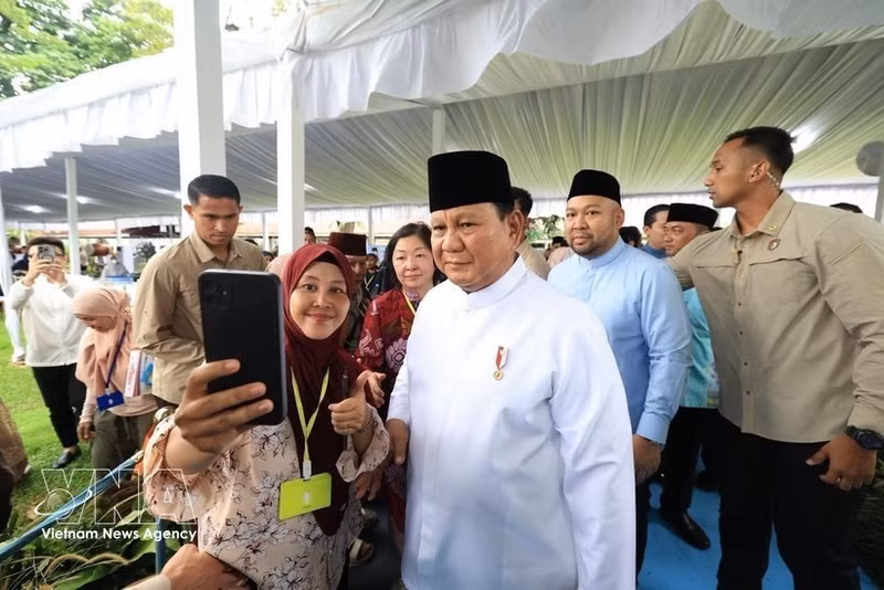 En un gesto de cercanía institucional, el presidente indonesio, Prabowo Subianto, saluda personalmente a los miembros de la comunidad musulmana en el recinto palaciego. (Foto: VNA)
