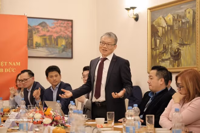 El profesor Nguyen Xuan Thinh de la Universidad TU Dortmund habla en la cita (Foto: VNA)