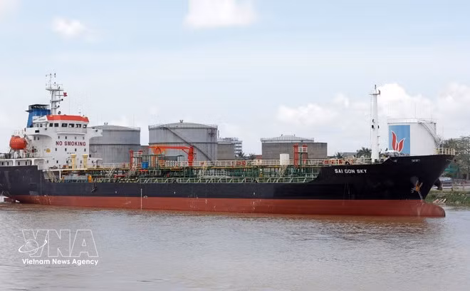 Recepción de productos petrolíferos en una terminal en el puerto de Hai Phong. Foto: VNA