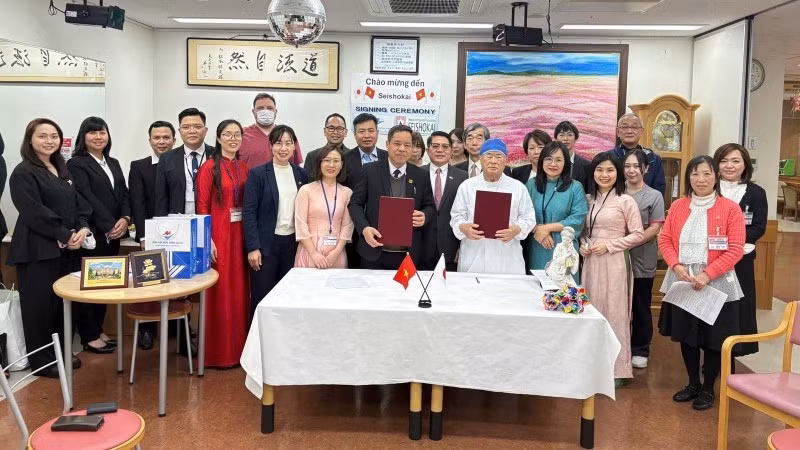 Asistentes a la ceremonia de firma. (Foto: Consulado General de Vietnam en Osaka)