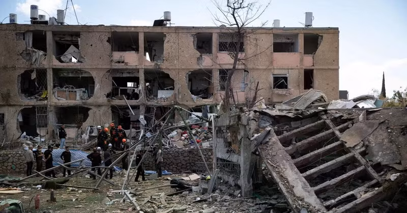 Un edificio destruido por misiles en Dimona, Israel (Fuente: Xinhua/VNA)