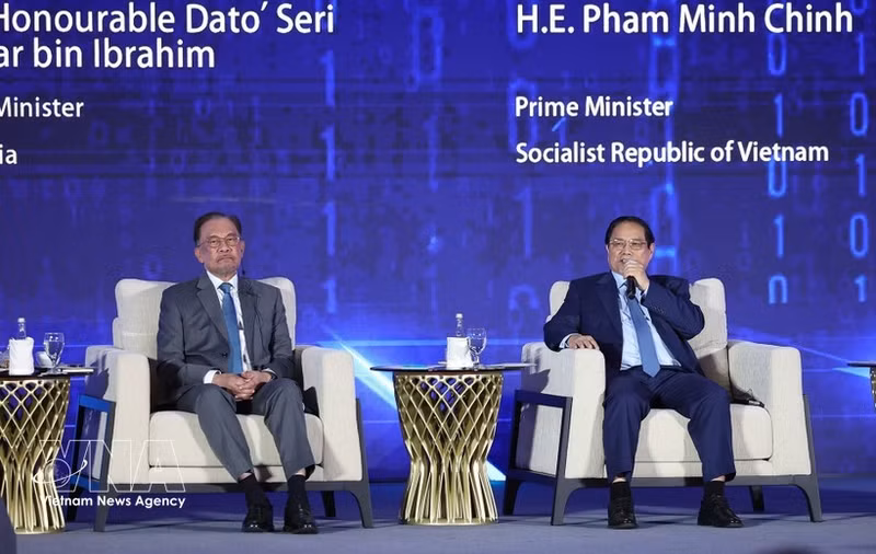 El 28 de mayo de 2025, en el marco de la 46.ª Cumbre de la ASEAN y otras citas anexas, en Kuala Lumpur, el primer ministro de Vietnam, Pham Minh Chinh (derecha), y su homólogo malasio, Anwar Ibrahim, participaron en una sesión de debate sobre la red de conexión inteligente mediante IA autónoma. (Foto: VNA)