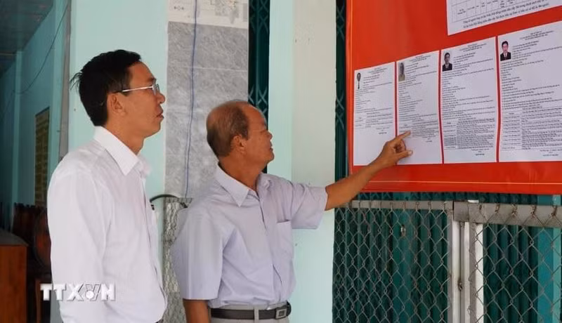 Electores consultan las reseñas biográficas de los candidatos al Consejo Popular de la comuna de Tan Hong (Dong Thap) para el período 2026-2031. (Foto: VNA)