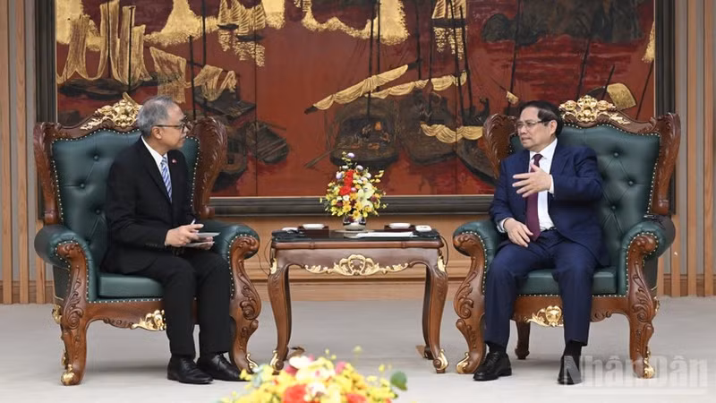 El primer ministro de Vietnam, Pham Minh Chinh, recibe al embajador de Indonesia en el país, Adam Mula Warman Tugio. (Foto: Nhan Dan)