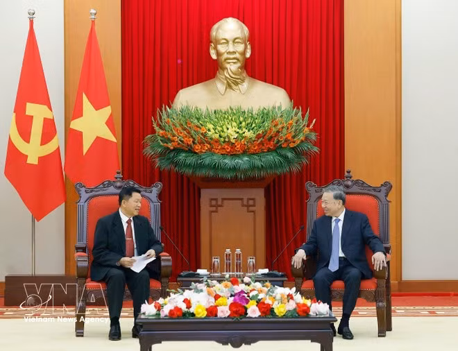 El secretario general del Partido Comunista de Vietnam, To Lam, recibe al ministro de Seguridad Pública de Laos, coronel general Vanthong Kongmany. (Foto: VNA)