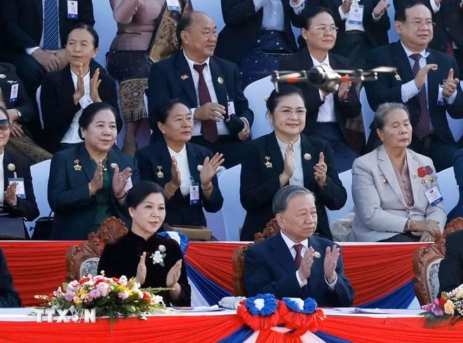 El secretario general del Partido Comunista de Vietnam, To Lam, y su esposa participan en la ceremonia conmemorativa del 50.º aniversario del Día Nacional de Laos. (Foto: VNA)