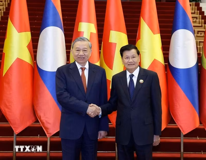 El secretario general del Partido Comunista de Vietnam, To Lam, y el secretario general de PPRL y presidente de Laos, Thongloun Sisoulith. (Foto: VNA)