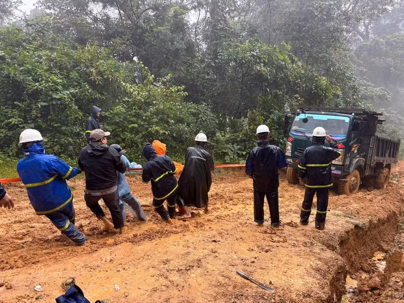 Lineros de la compañía eléctrica de Quang Tri superan todas las dificultades, esforzándose por llevar electricidad a las aldeas y poblados remotos antes del 15 de diciembre. (Foto: VNA)