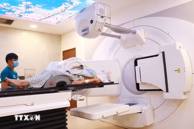 Maquinaria y equipos modernos utilizados en el diagnóstico y tratamiento del cáncer. (Foto: VNA)