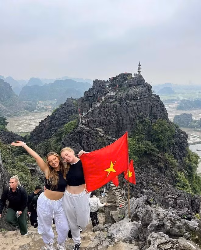 Turistas internacionales en la cueva de Mua, Ninh Binh. (Foto: VNA)