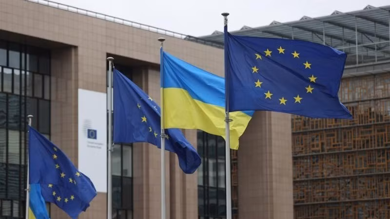 Banderas de la UE y Ucrania en la sede de la UE en Bruselas, Bélgica, 24 de febrero de 2025. (Foto: Xinhua)
