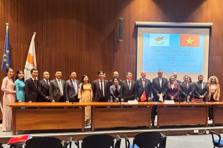 Representantes de los Ministerios de Finanzas de ambos países en la ceremonia de firma.