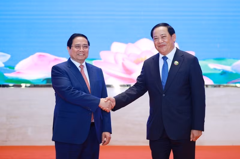 El primer ministro de Vietnam, Pham Minh Chinh, y su homólogo de Laos, Sonexay Siphandone, copresiden la 48ª reunión del Comité Intergubernamental sobre la cooperación bilateral. (Foto: VNA)
