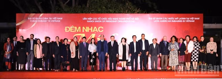 Los delegados se toman una foto de recuerdo.