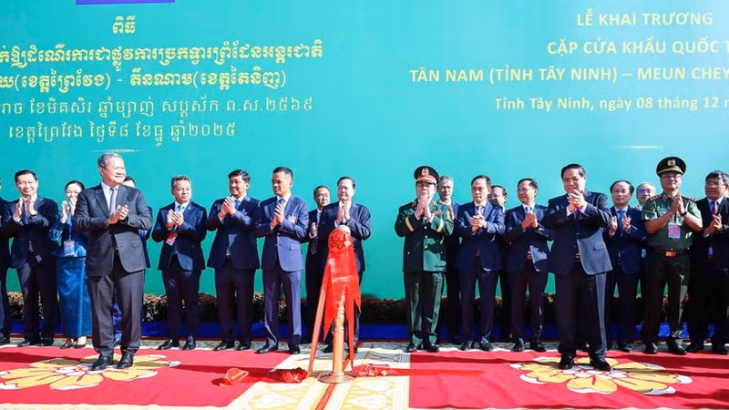 El primer ministro de Vietnam, Pham Minh Chinh, y su homólogo camboyano, Samdech Thipadei Hun Manet, en el acto inaugural. (Foto: Nhan Dan)