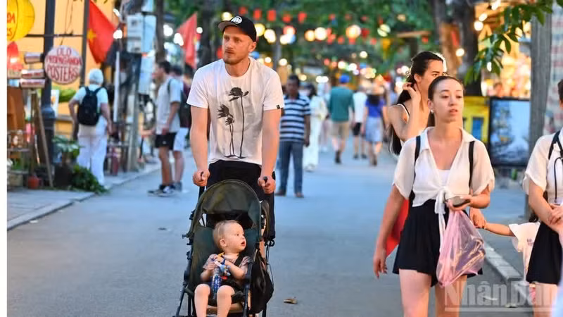 Turistas europeos visitan Hoi An. (Foto: The Dai)