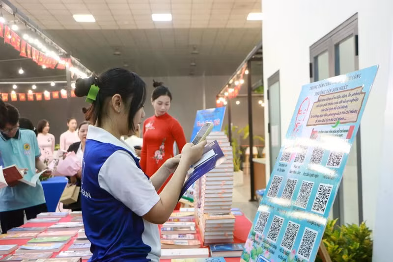 Con tan solo un teléfono inteligente, ahora se puede acceder instantáneamente a un tesoro de conocimiento proveniente de decenas de miles de libros (Foto: https://thanhnien.vn/).