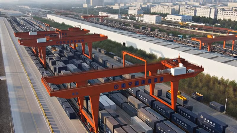 Grúas pórtico para la carga y descarga de contenedores en la Estación Ferroviaria Internacional de Nanning. (Foto: Red de Noticias de Guangxi)